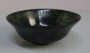 JADE - SCHALE / jade bowl, "spinatgrüne" bis dunkelgrüne Jade. Tief gemuldete Schale mit