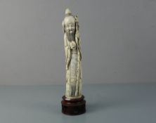 ELFENBEINFIGUR / ivory figure: "Mann mit Stab und Pfirsich / Glücksfrucht", Fukurokuju, einer der