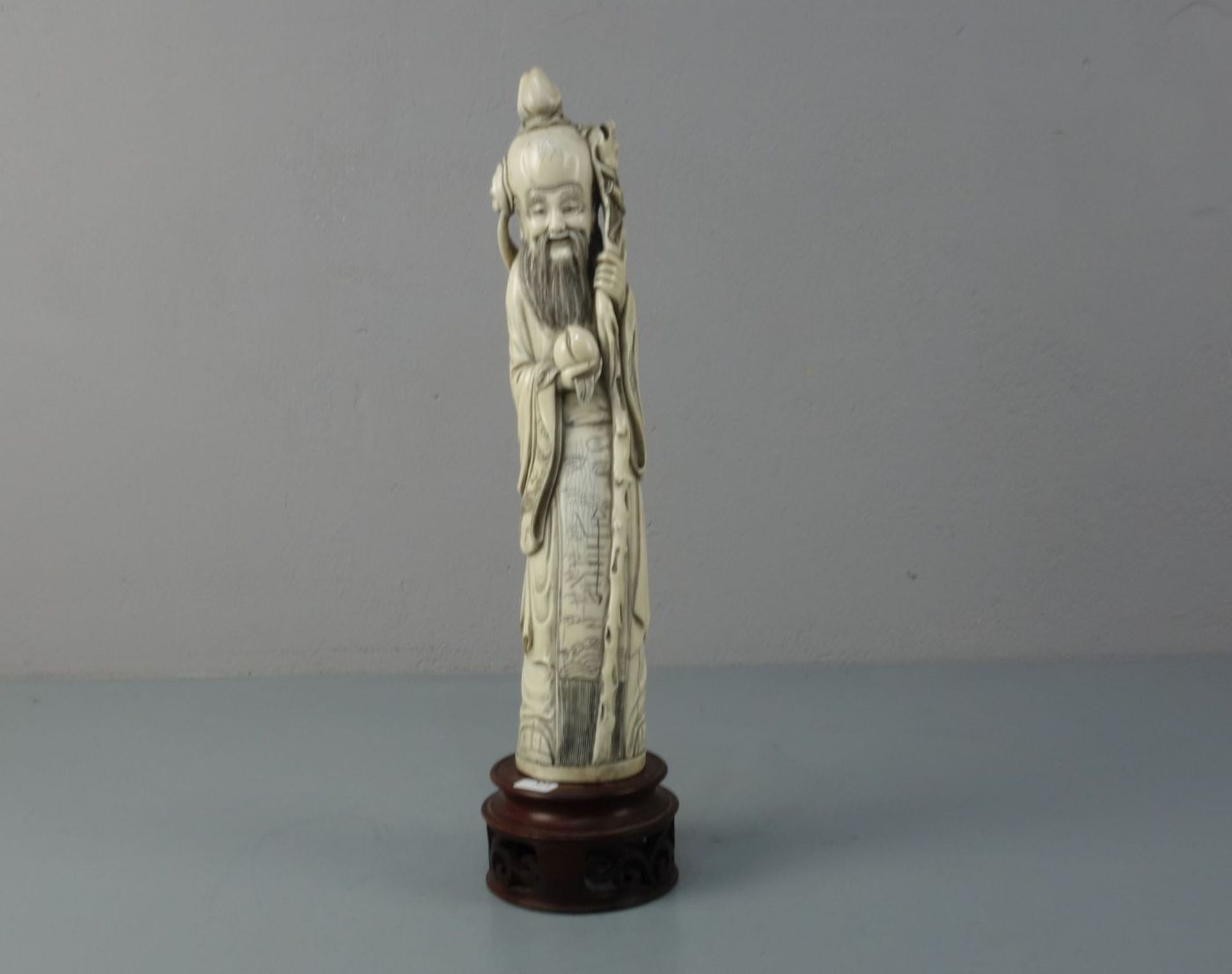 ELFENBEINFIGUR / ivory figure: "Mann mit Stab und Pfirsich / Glücksfrucht", Fukurokuju, einer der