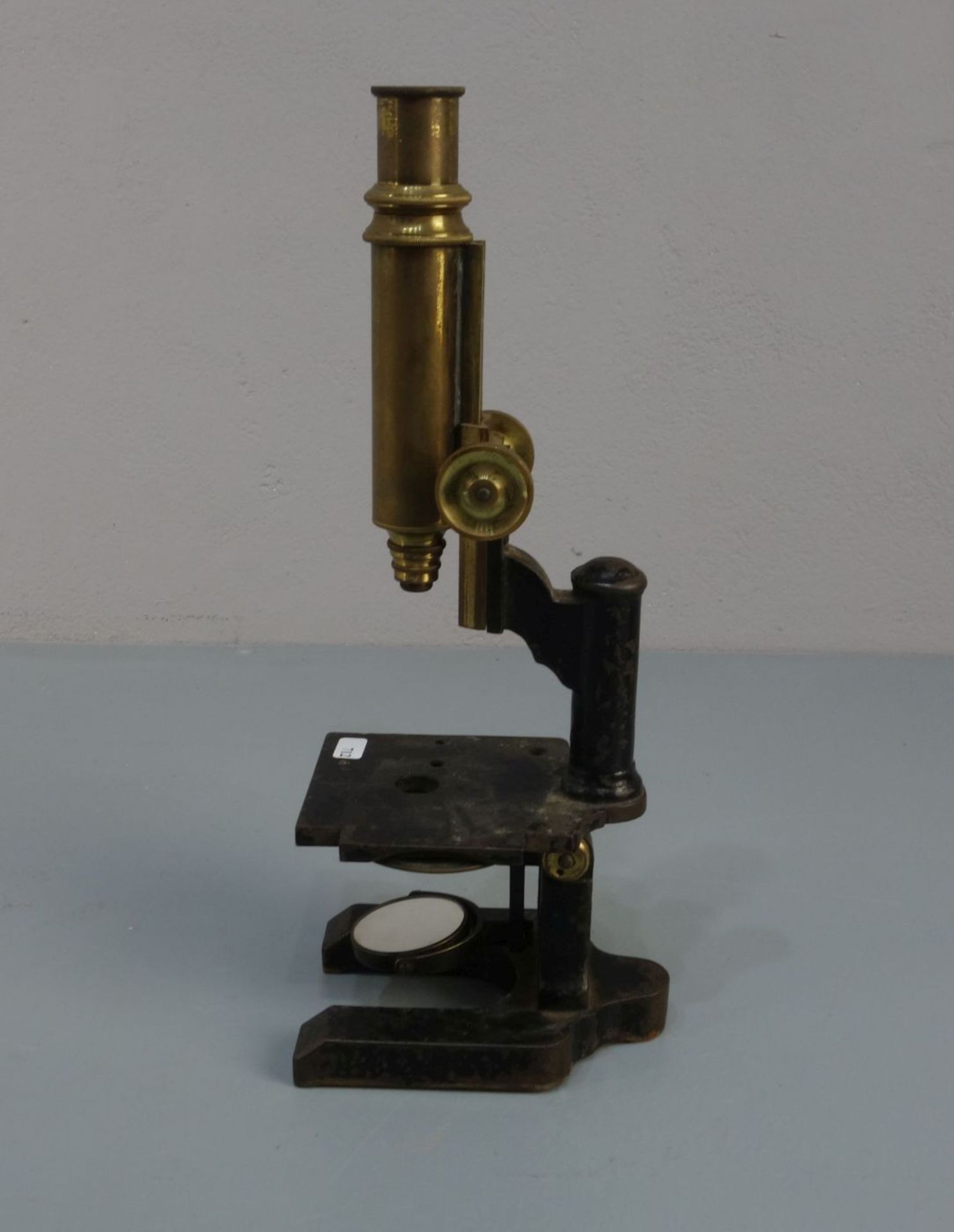 MIKROSKOP / microscope, Eisen, Messing, Spiegel und Optik, um 1900 (ungemarkt). Hufeisenstativ aus - Image 2 of 4