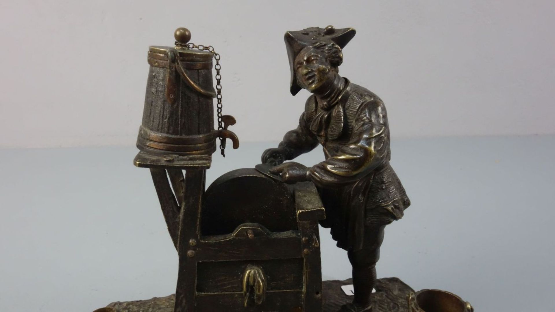 FIGÜRLICHES TINTENFASS "Schmied am Schleifstein" / figural inkpot 'blacksmith at the grindstone', - Bild 5 aus 5