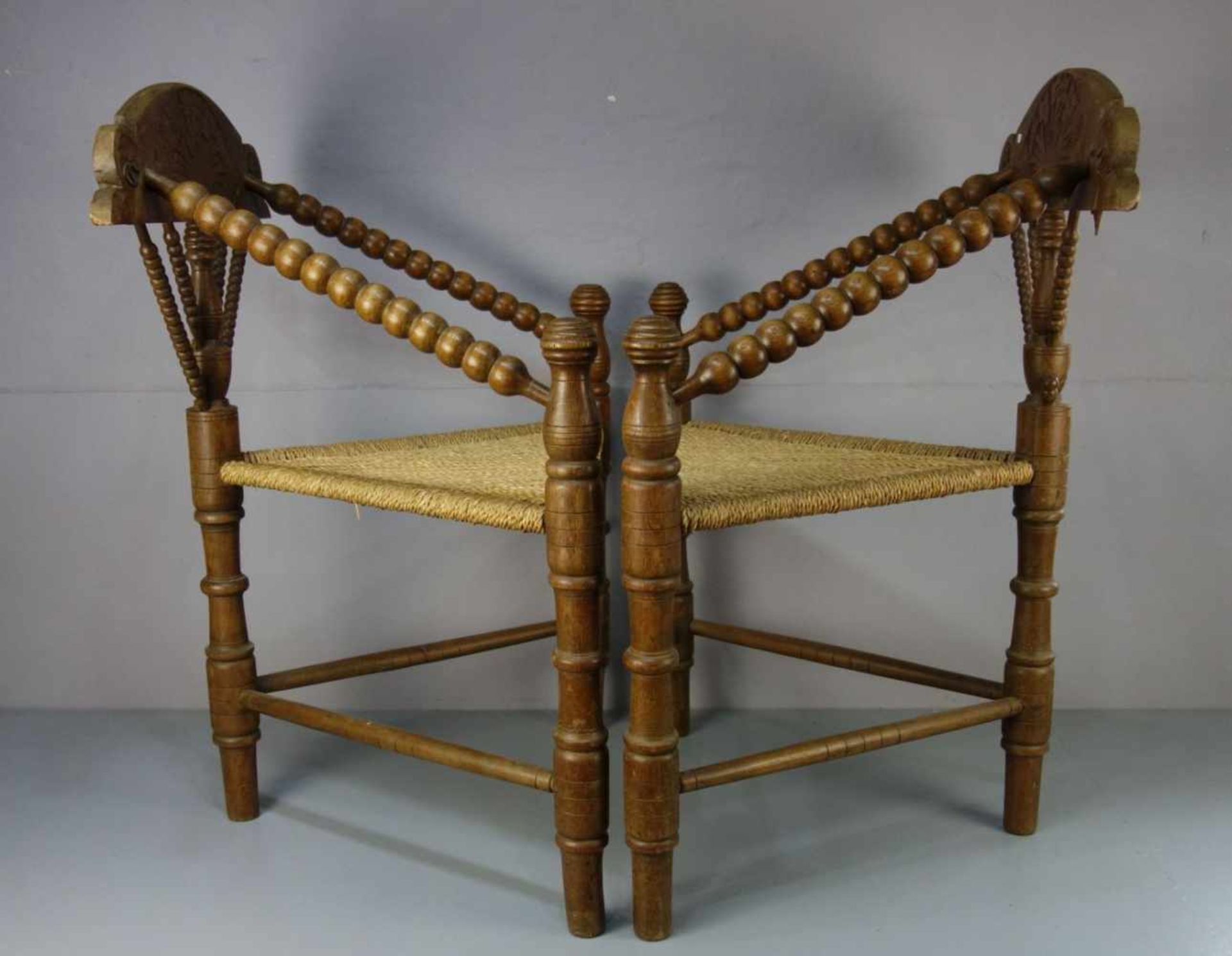 PAAR WORPSWEDER STÜHLE / TRIPOD STÜHLE / JUGENDSTIL - STÜHLE, um 1900. Pair of art nouveau chairs. - Bild 2 aus 4