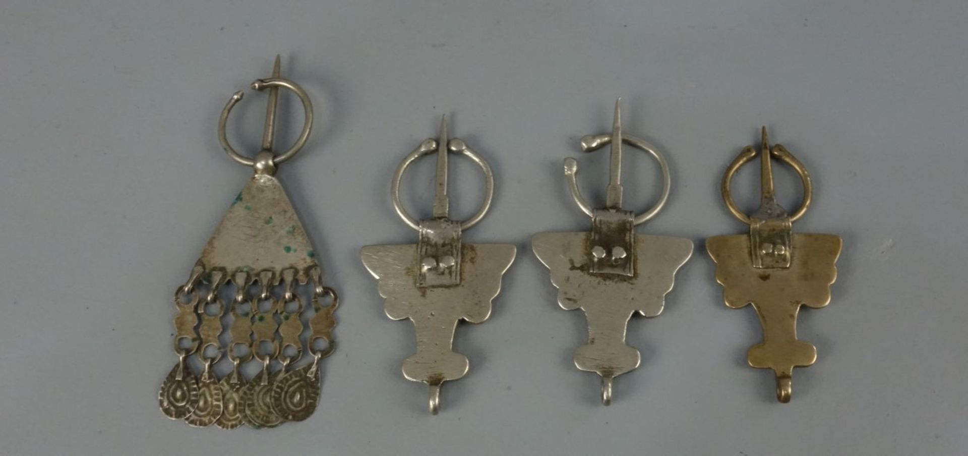 BERBER-SCHMUCK: ZWEI FIBELPAARE / oriental jewellery, Talliouline, Marokko, Silber und - Bild 2 aus 2