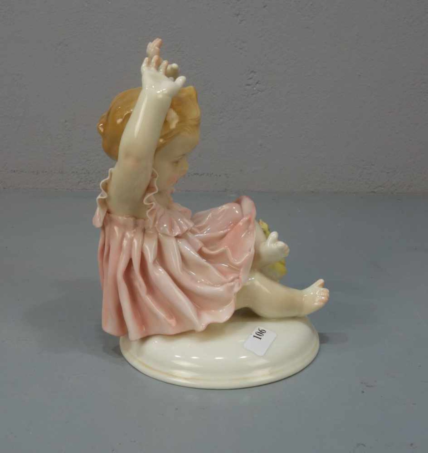 PORZELLANFIGUR: "Mädchen mit Küken" / porcelain figure "girl with chicklet", 1. Hälfte 20. Jh.,