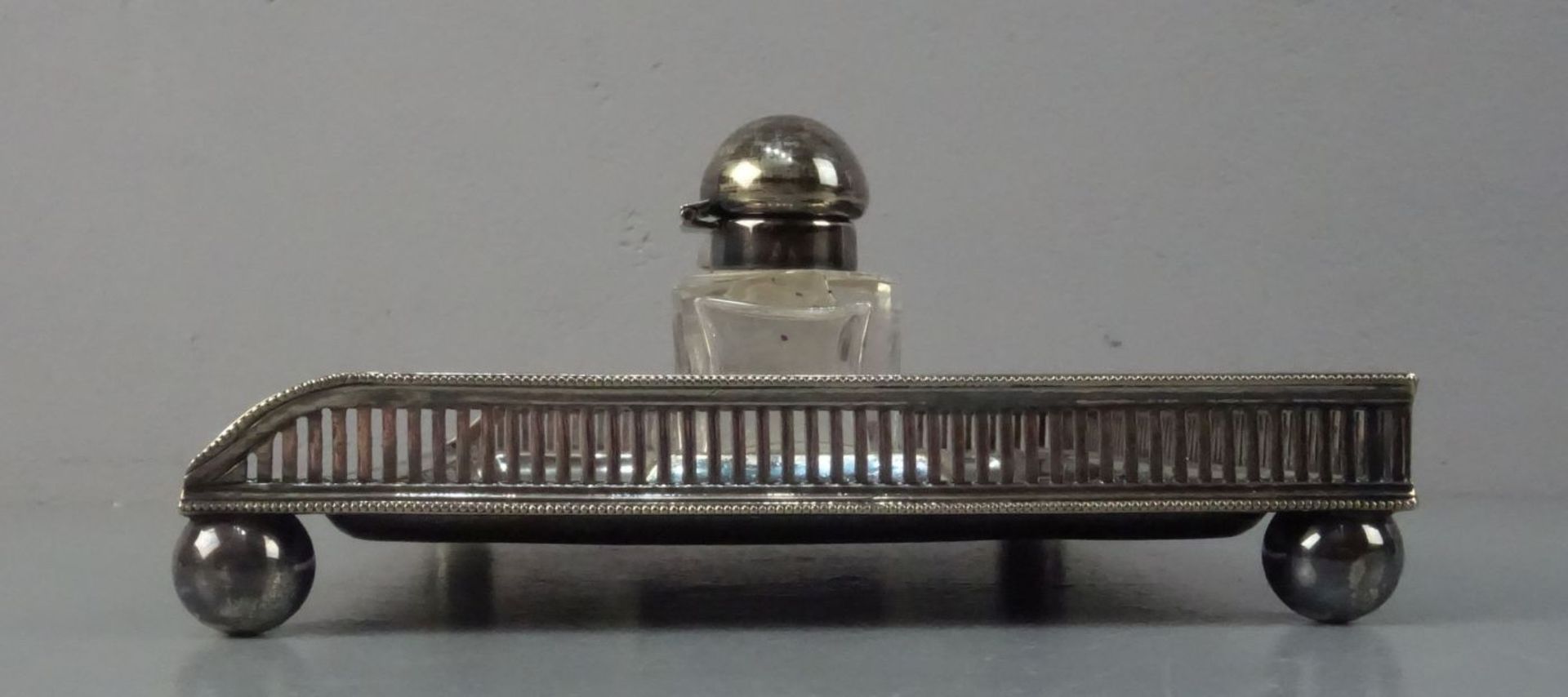 TINTENFASS / SCHREIBTISCHAUFSATZ / inkstand, versilbertes Metall und Kristallglas, wohl - Bild 3 aus 3