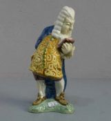 PORZELLANFIGUR / porcelain figure: "Der Advokat", unter dem Stand mit ungedeuteter heraldischer