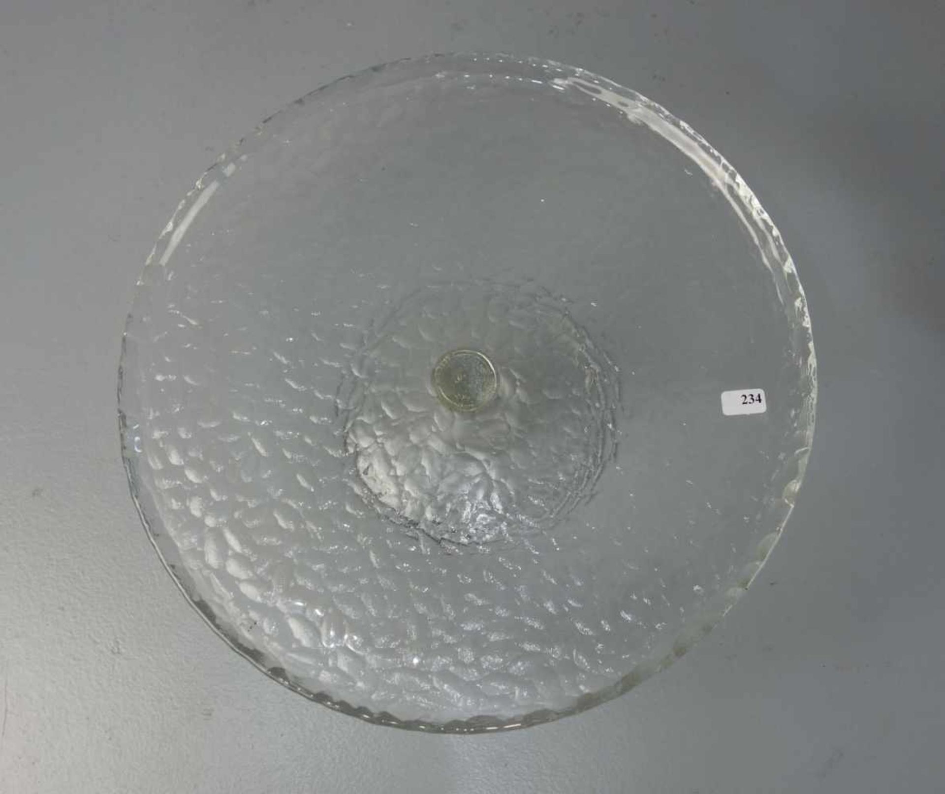 FUSSSCHALE / TORTENPLATTE / bowl on a stand, Glas, optisch geblasen. Flache, strukturierte Schale - Bild 2 aus 3
