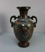 GROSSE CLOISONNÉ BALUSTERVASE MIT SEITLICHEN HANDHABEN / HENKELVASE, Asien, wohl um 1900,