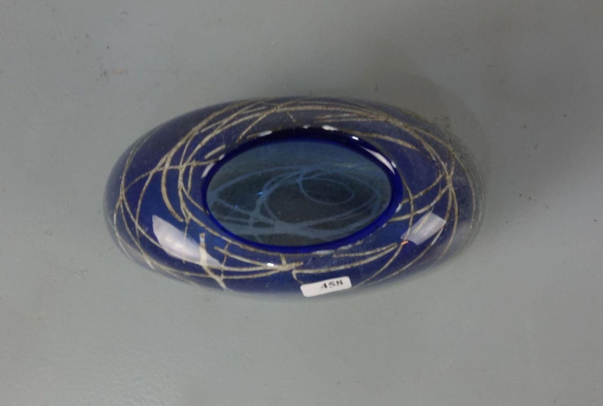VASE, 20. Jh., Klarglas mit blau-weißen Pulver- und cremefarbenen Fadeneinschmelzungen. - Bild 2 aus 4