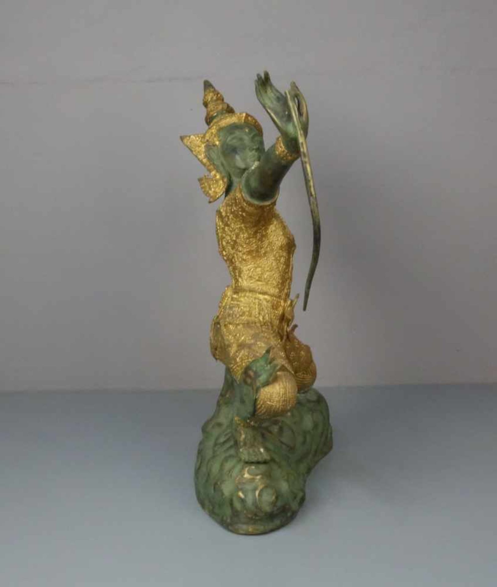 SKULPTUR / sculpture: "Ramakian - Figur / Bogenschütze", Bronze, grün und goldfarben patiniert, - Image 2 of 4