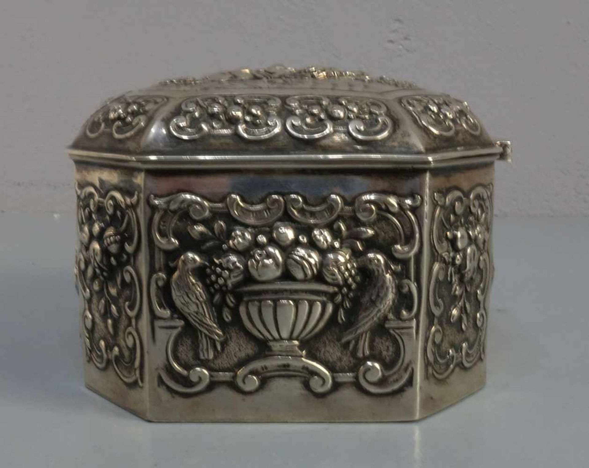 SILBERNE DOSE / BONBONIERE / KONFEKTDOSE / TEEDOSE / silver box, 800er Silber (338 g), gepunzt mit - Bild 4 aus 6