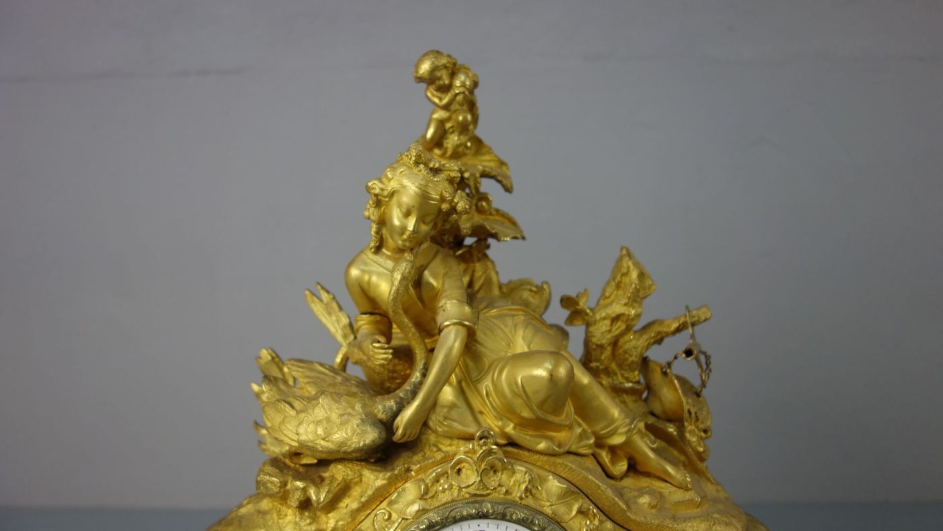 FIGÜRLICHE PENDULE "LEDA UND DER SCHWAN" / KAMINUHR / fire place clock, Frankreich, um 1860. - Bild 7 aus 7