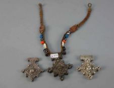 BERBER-SCHMUCK: ANHÄNGER UND KETTE / oriental necklace, Marokko. Muscheln, Holz, Leder und