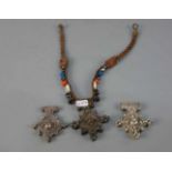 BERBER-SCHMUCK: ANHÄNGER UND KETTE / oriental necklace, Marokko. Muscheln, Holz, Leder und