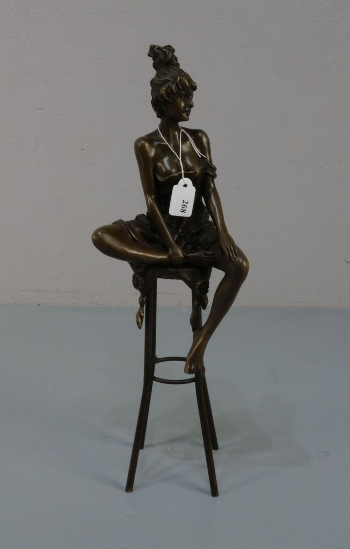 COLLINET, PIERRE (Bildhauer des 20./21. Jh.), Skulptur / sculpture: "Junge Frau, auf einem Hocker