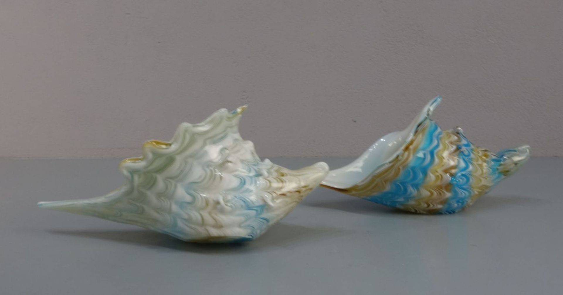 PAAR MURANO - GLASSCHALEN IN MUSCHELFORM / glass bowls, Klarglas, streifenförmig in Blau und - Bild 4 aus 4