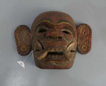 BALINESISCHE MASKE / mask, Bali, Holz, geschnitzt und farbig gefasst, um 1920. Aufgewölbte Maske mit