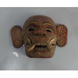 BALINESISCHE MASKE / mask, Bali, Holz, geschnitzt und farbig gefasst, um 1920. Aufgewölbte Maske mit