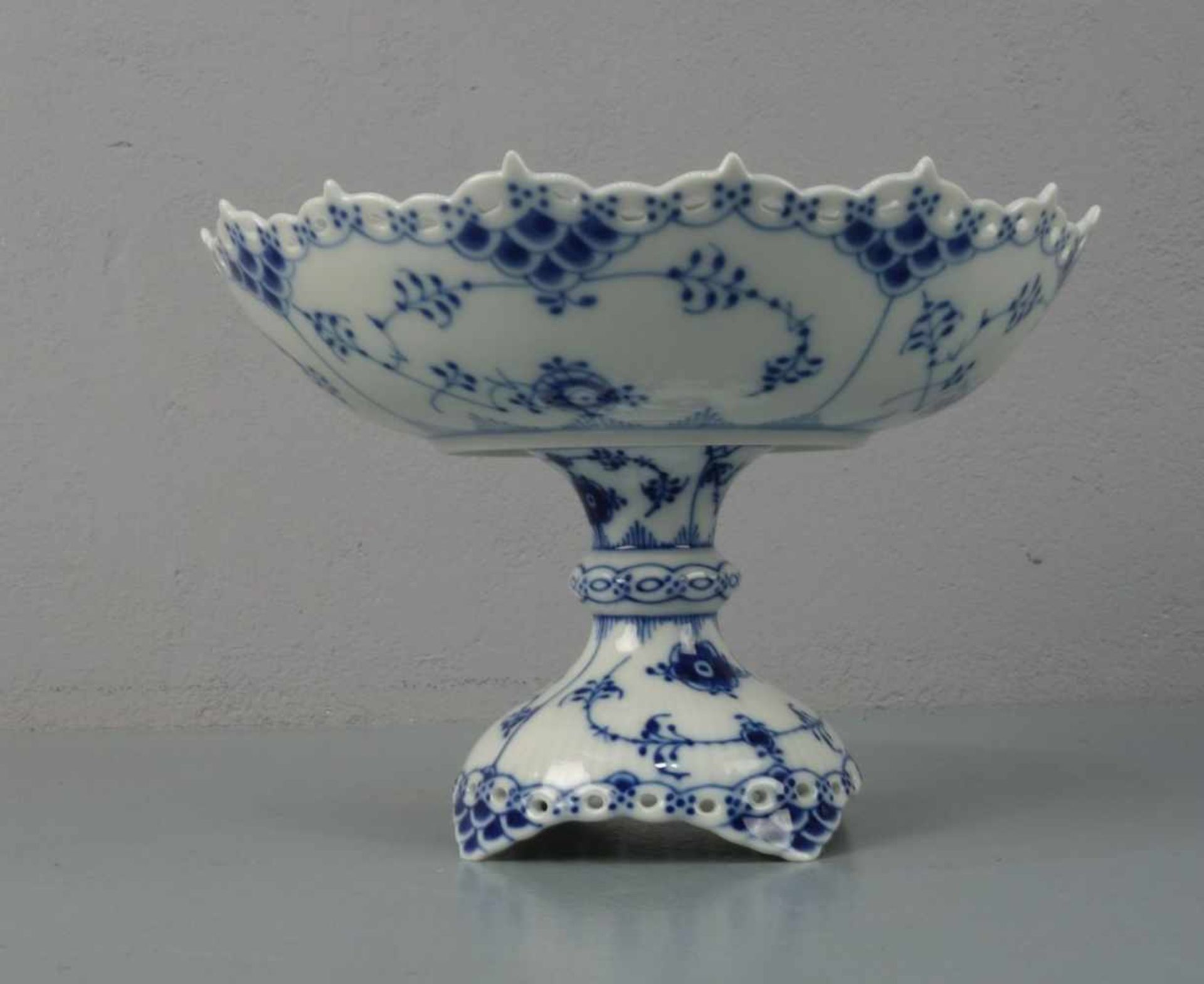 FUSSSCHALE / TAFELAUFSATZ / bowl on a stand / centerpiece, "MUSSELMALET VOLLSPITZE", Porzellan, - Bild 2 aus 5