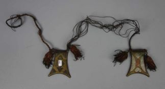 BERBER-SCHMUCK: PAAR AMULETTE MIT LEDERKETTE / oriental Amuletts, Marokko, 20. Jh. Zwei Metall-