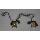 BERBER-SCHMUCK: PAAR AMULETTE MIT LEDERKETTE / oriental Amuletts, Marokko, 20. Jh. Zwei Metall-