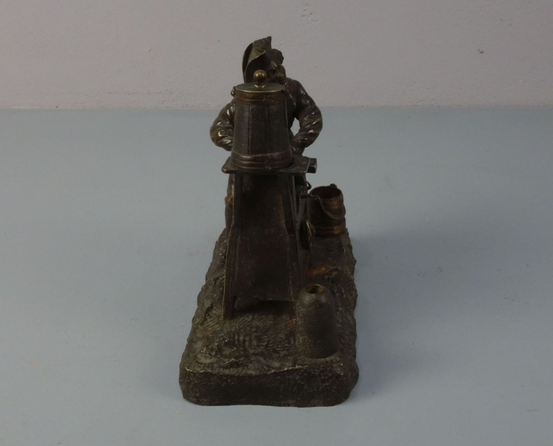 FIGÜRLICHES TINTENFASS "Schmied am Schleifstein" / figural inkpot 'blacksmith at the grindstone', - Bild 2 aus 5