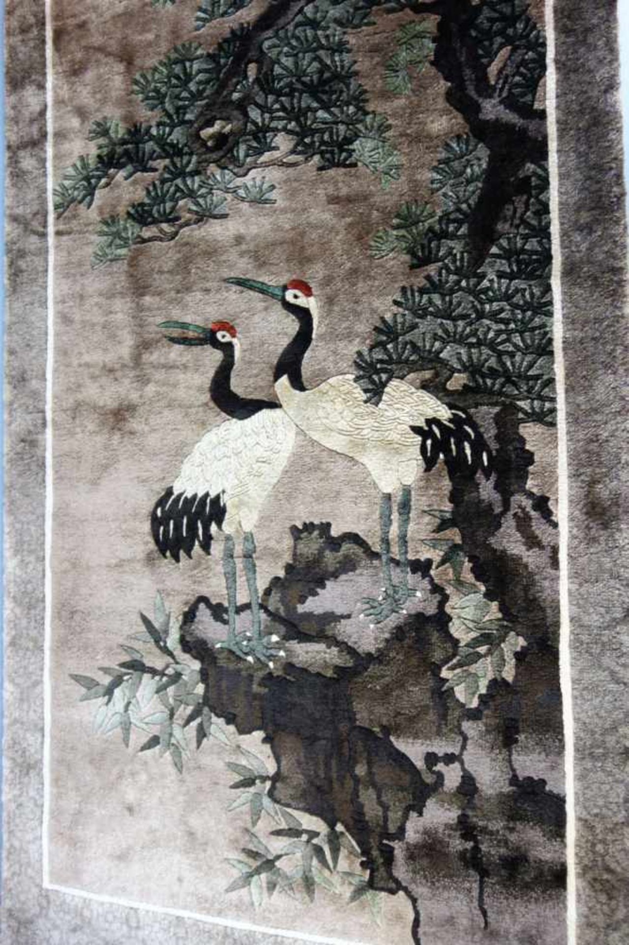 SEIDENTEPPICH MIT KRANICHMOTIV / silk carpet, China, Mitte 20. Jh.; Mittelfeld mit Kranichpaar unter - Bild 2 aus 3