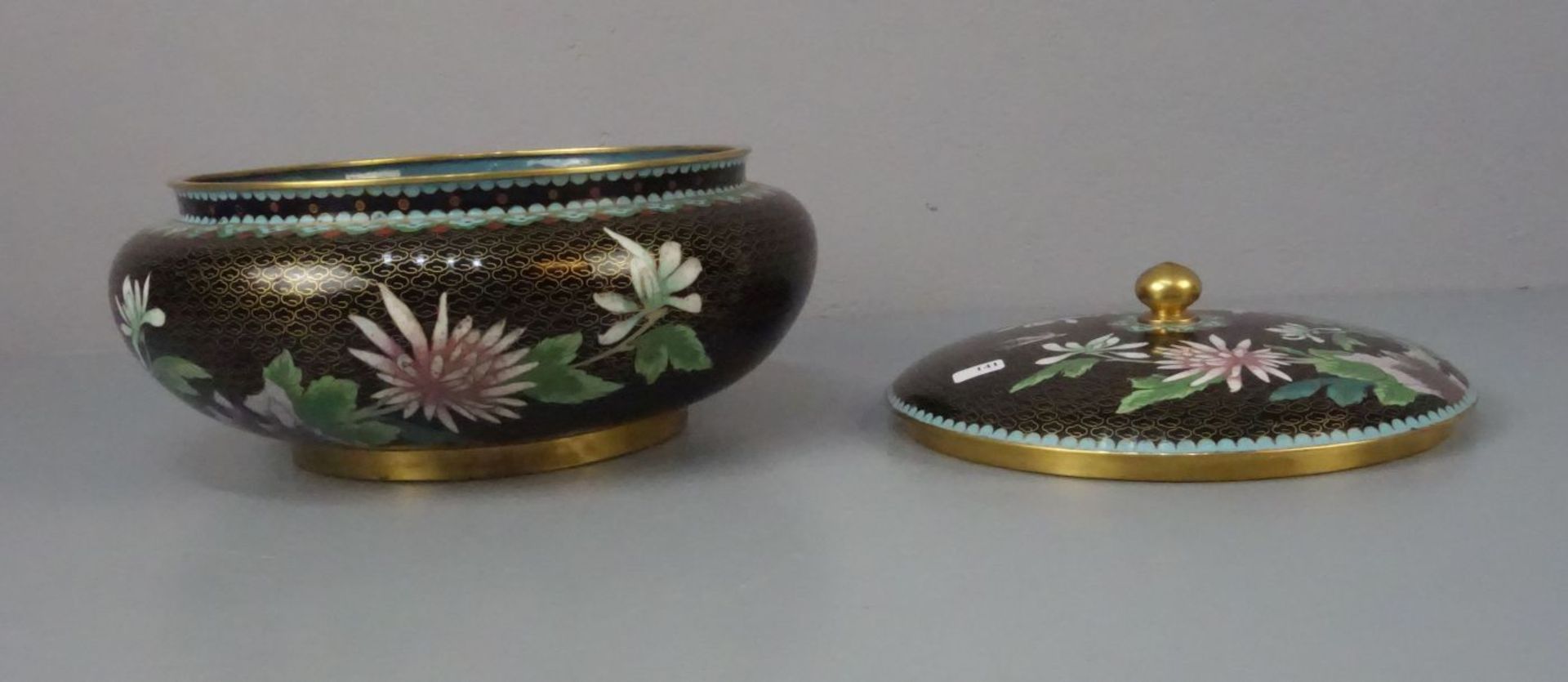 CLOISONNÉ - DOSE / DECKELDOSE / Cloisonné box, Emaille über Messing mit chinoisem Dekor. - Bild 3 aus 4