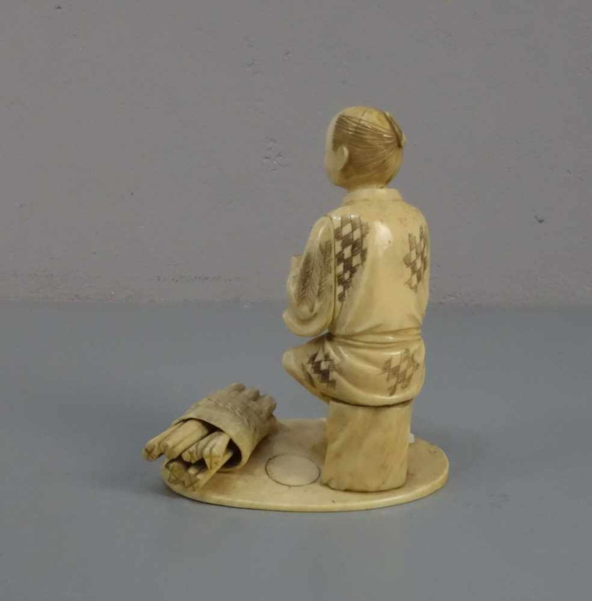 ELFENBEINFIGUR "Sitzender Mann mit Bündel" / Okimono Figur / ivory figure, Japan, wohl 19. Jh. ( - Bild 2 aus 4