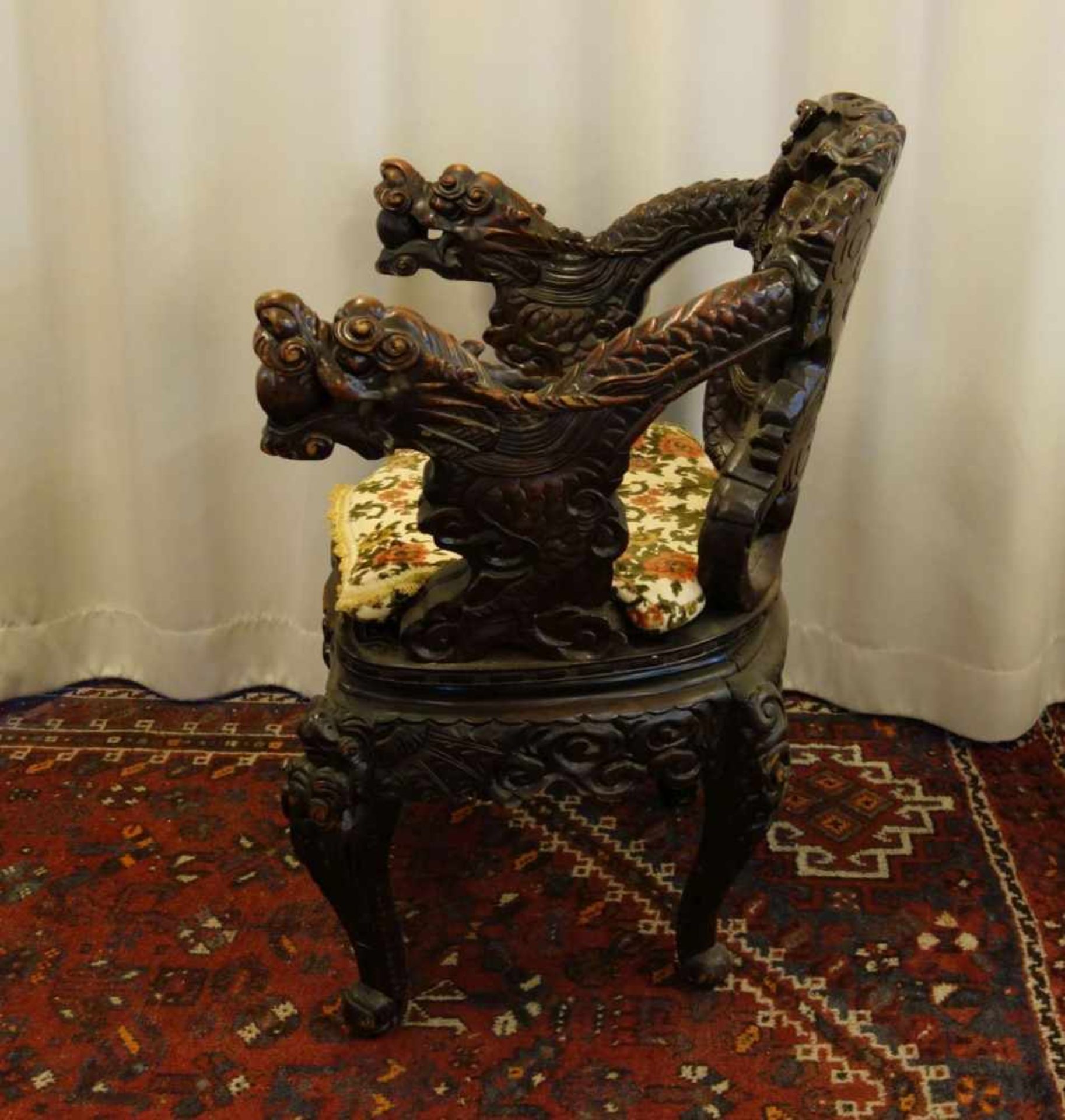 CHINESISCHER DRACHENSTUHL / SESSEL / ARMLEHNSTUHL / armchair, ebonisiertes rötliches Hartholz, reich - Bild 4 aus 5