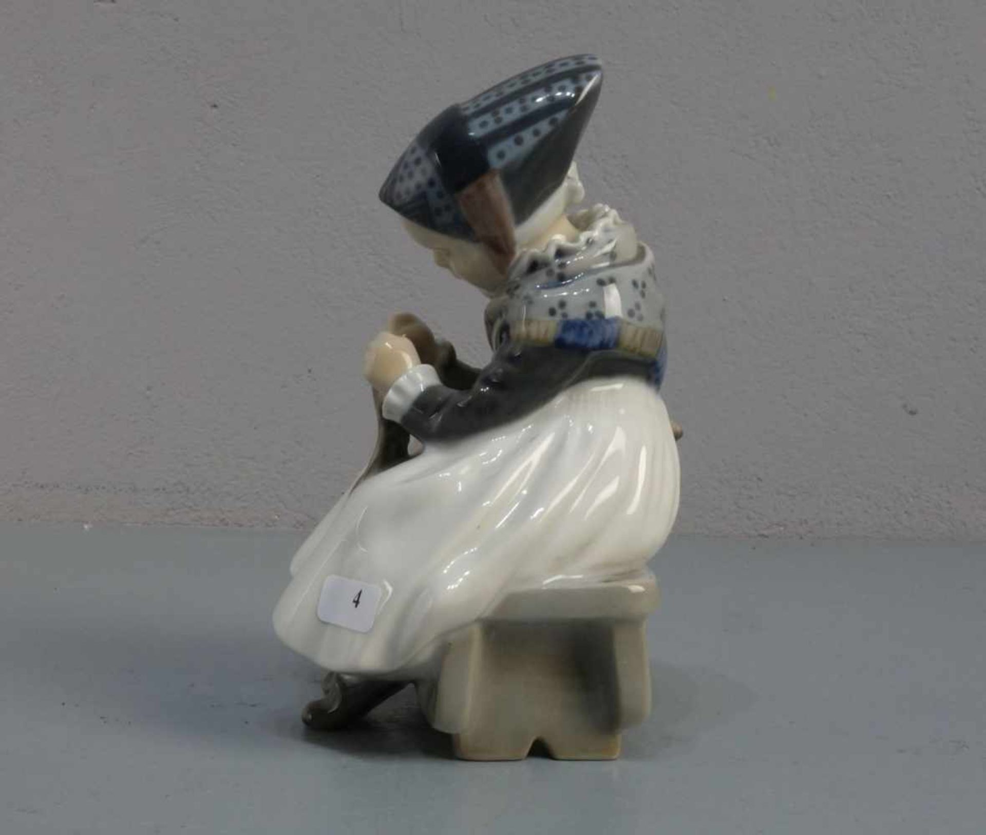 PORZELLANFIGUR / porcelain figure: "Strickendes Mädchen in Amager Tracht", Manufaktur Royal - Bild 2 aus 5