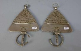 BERBER-SCHMUCK: FIBELPAAR / oriental jewellery, Foum Zguid, Marokko, wohl Silber (344,5 g). Zwei