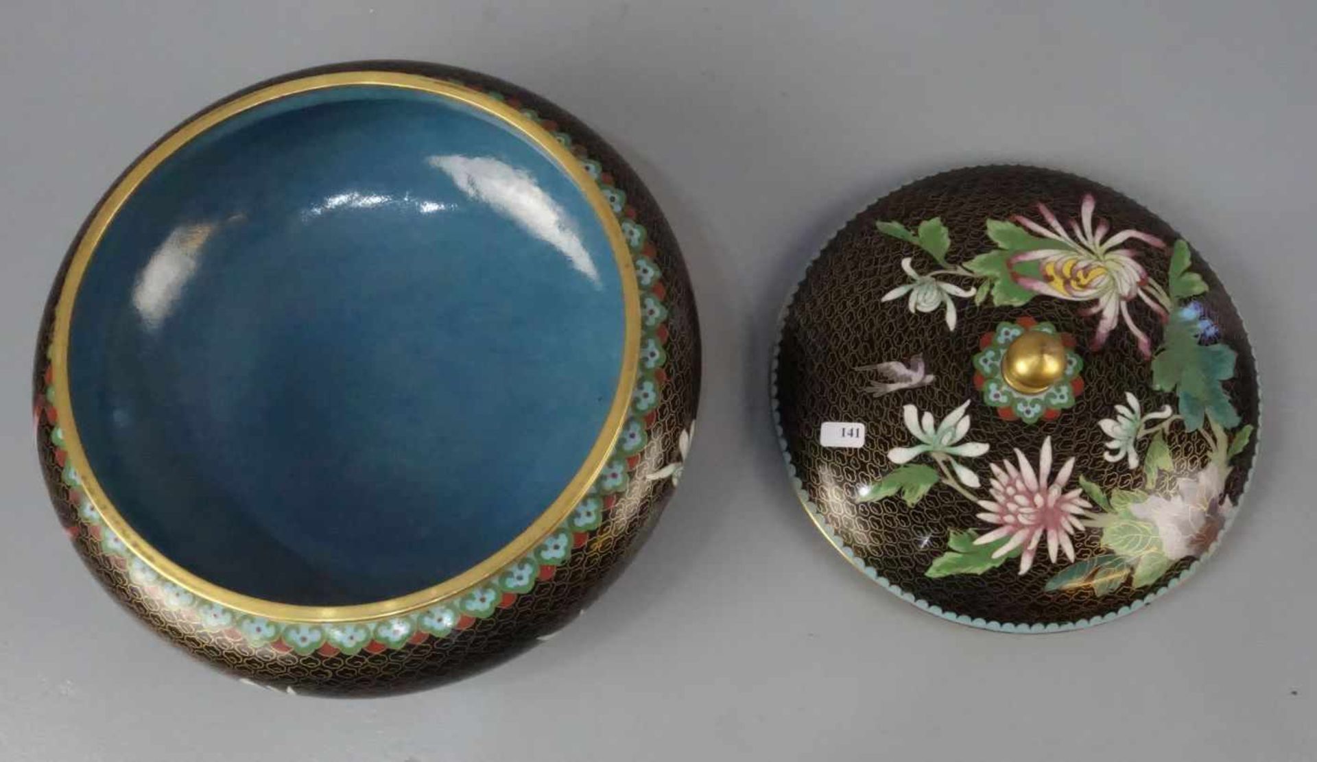 CLOISONNÉ - DOSE / DECKELDOSE / Cloisonné box, Emaille über Messing mit chinoisem Dekor. - Bild 2 aus 4