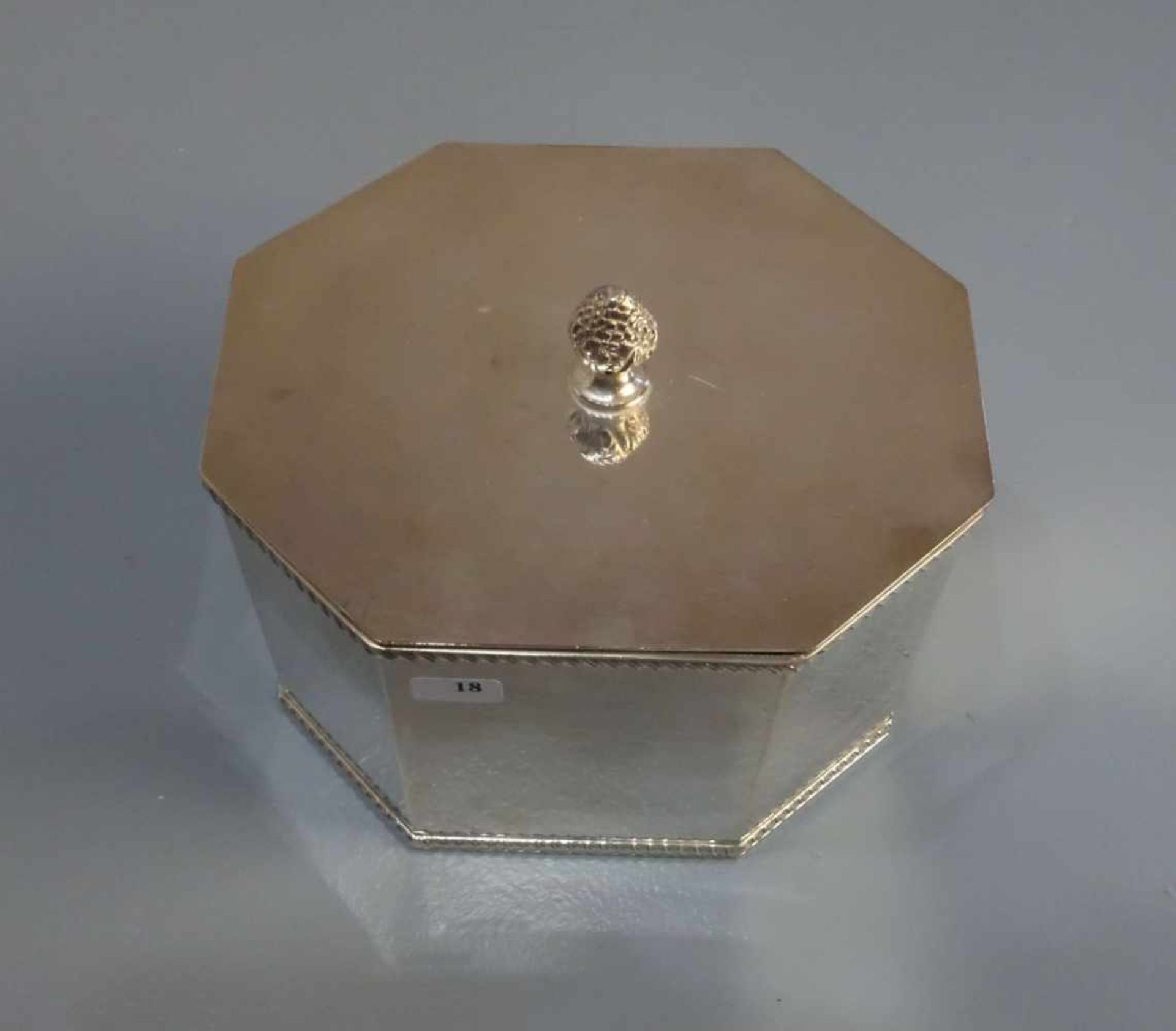 VERSILBERTE DECKELDOSE / plated box, polygonal gebrochene Form mit Strigilis-Rand und - Bild 3 aus 4