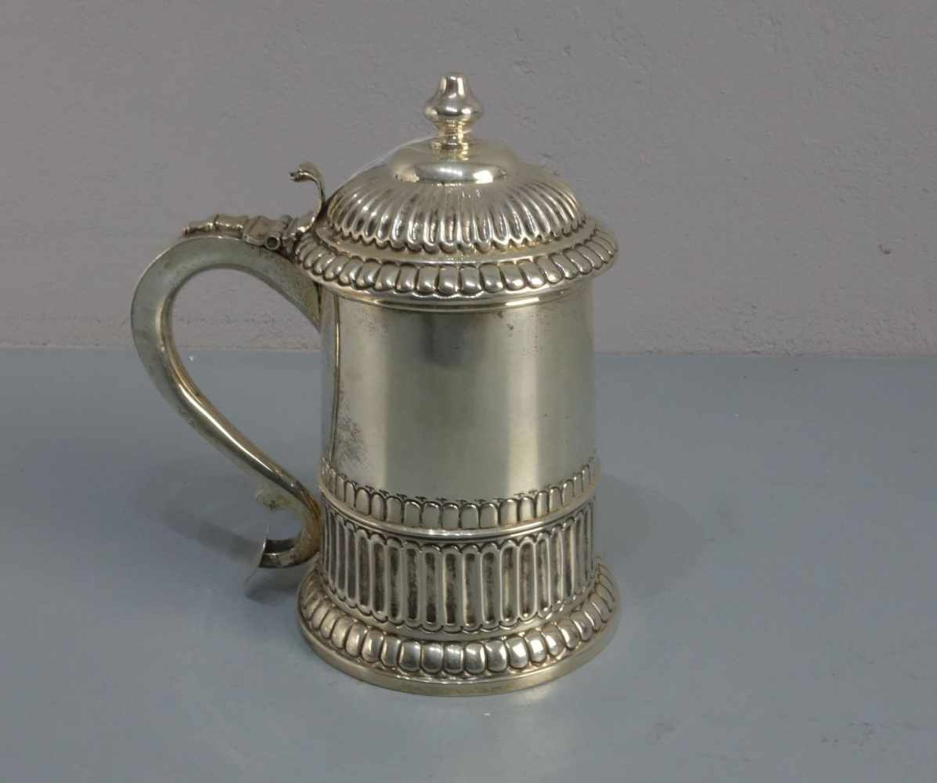 SILBERKRUG / DECKELHUMPEN / silver jug, 800er Silber (568 g), gepunzt mit Feingehaltsangabe, - Bild 3 aus 6