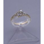 RING, 585er Gelbgoldschiene (2 g) besetzt mit kleiner Perle und einem Diamanten im Altschliff von