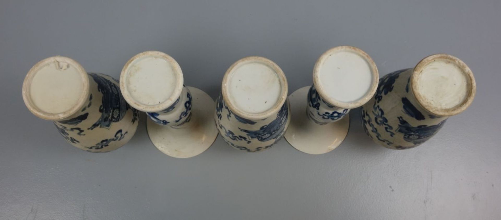 SET VON 5 CHINESISCHEN VASEN / set of 5 chinese vases, Porzellan, China, ungemarkt. Weißgraue Glasur - Bild 5 aus 5