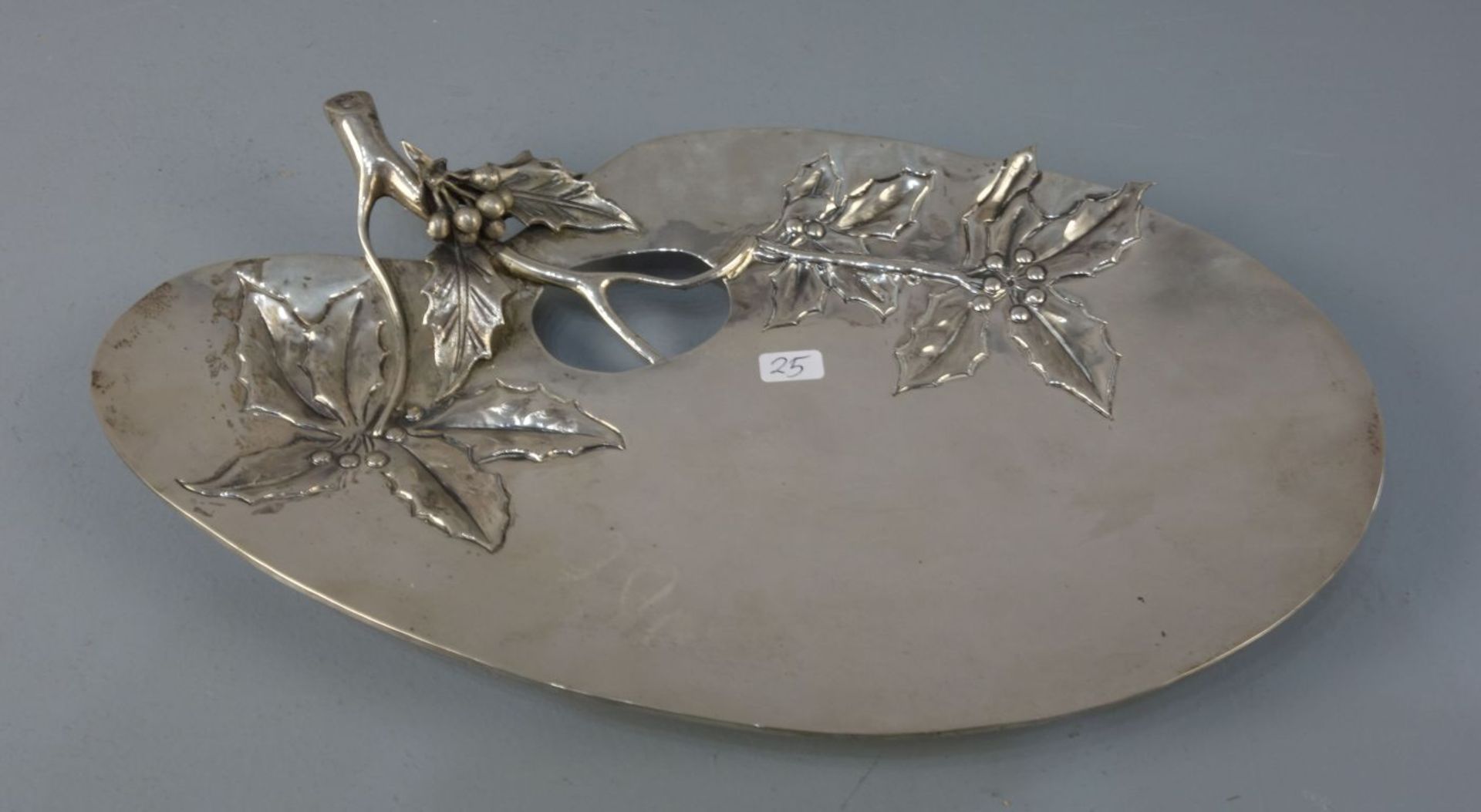 SILBERNE SCHALE MIT ILEXDEKOR im Stil des Jugendstils / silver bowl with holly motif, 900 Silber (
