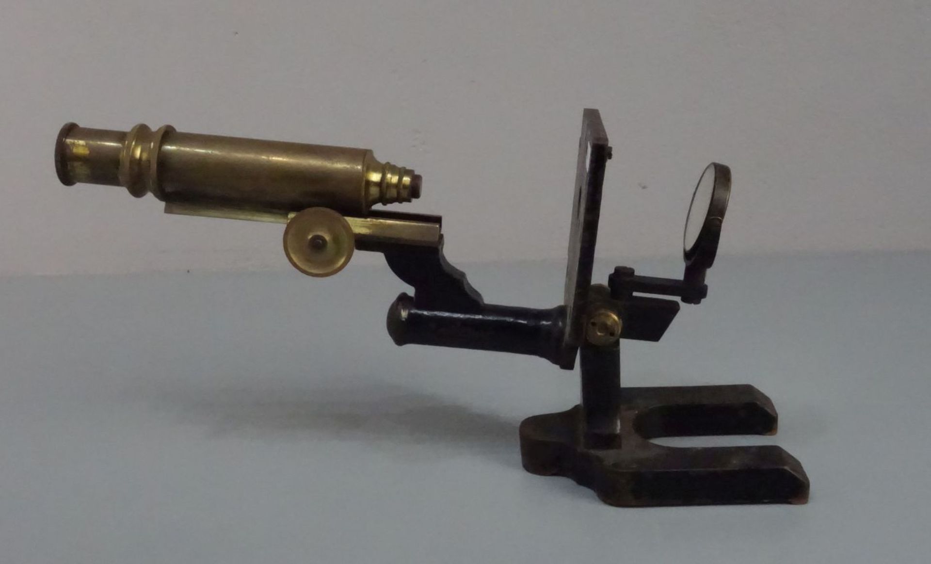 MIKROSKOP / microscope, Eisen, Messing, Spiegel und Optik, um 1900 (ungemarkt). Hufeisenstativ aus - Image 4 of 4