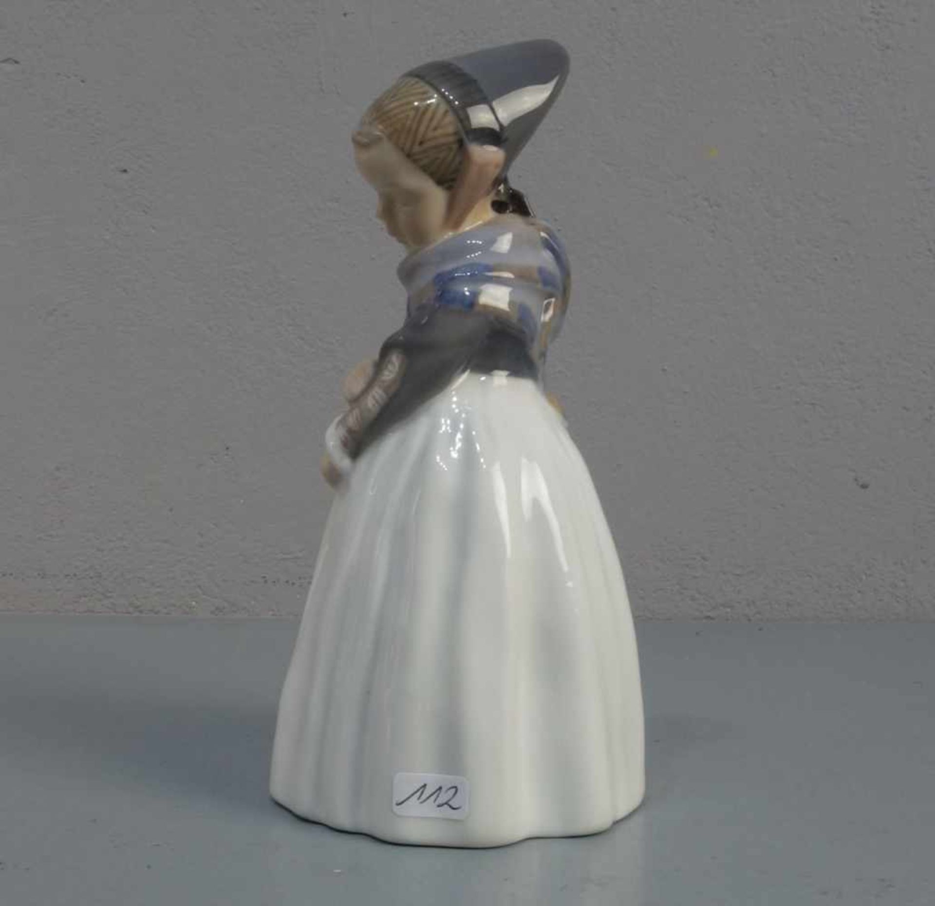 PORZELLANFIGUR / porcelain figure: "Stehendes Mädchen in Amager Tracht", Manufaktur Royal - Bild 2 aus 5