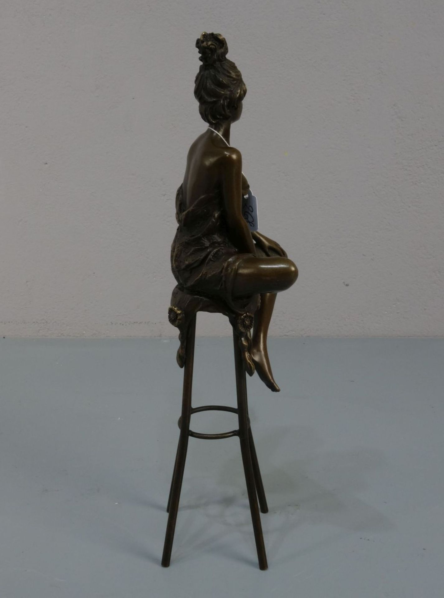 COLLINET, PIERRE (Bildhauer des 20./21. Jh.), Skulptur / sculpture: "Junge Frau, auf einem Hocker - Bild 4 aus 4