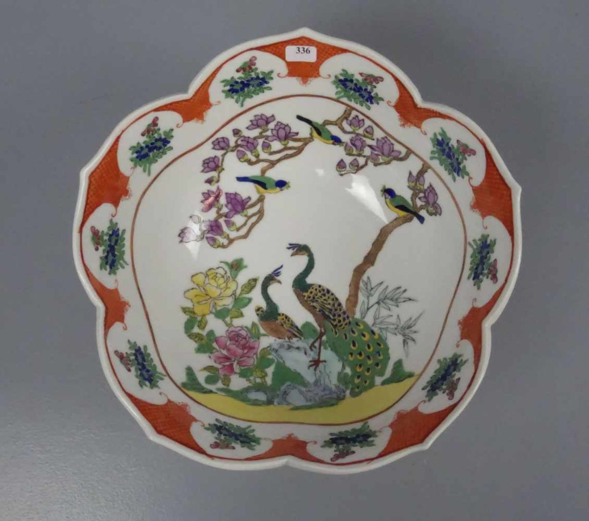 CHINESISCHE SCHALE / bowl, Porzellan, unter dem Stand aufglasurrot gemarkt mit Vasenmotiv, flankiert - Bild 2 aus 4