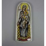 KERAMIK-RELIEF: "Mondsichelmadonna", Keramik, farbig glasiert, rückseitig mit Prägung des Klosters