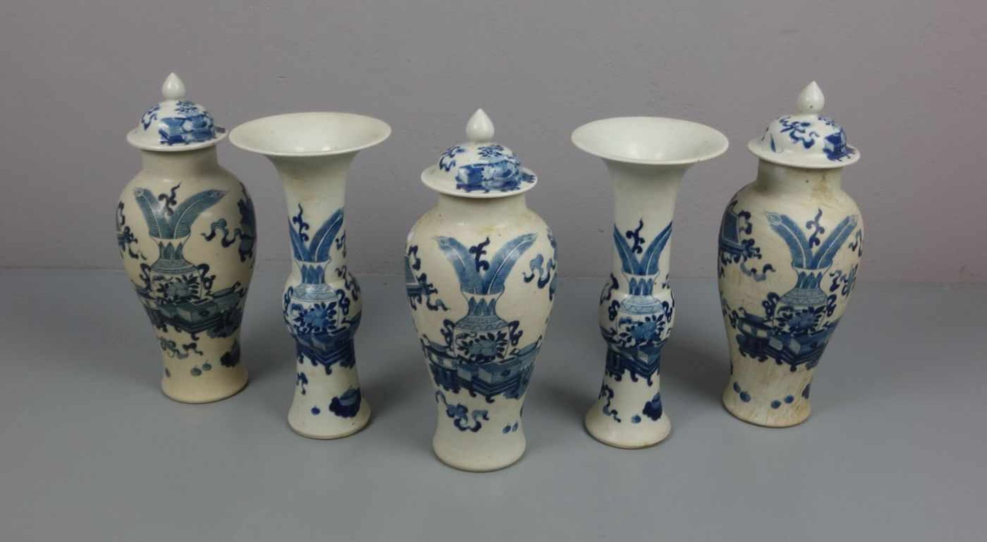 SET VON 5 CHINESISCHEN VASEN / set of 5 chinese vases, Porzellan, China, ungemarkt. Weißgraue Glasur