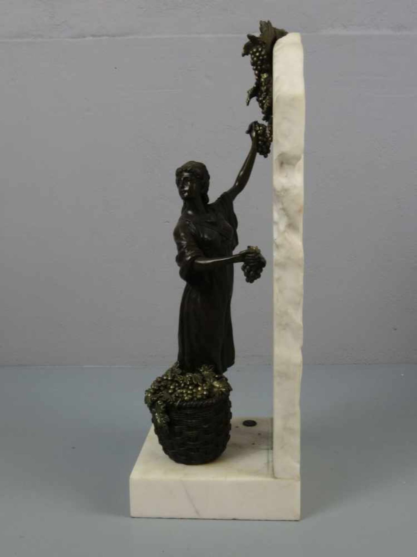 BILDHAUER DES 20./ 21. Jh., Skulptur / sculpture: "Weinlese / Die Traubenpflückerin", Bronze, - Bild 2 aus 6