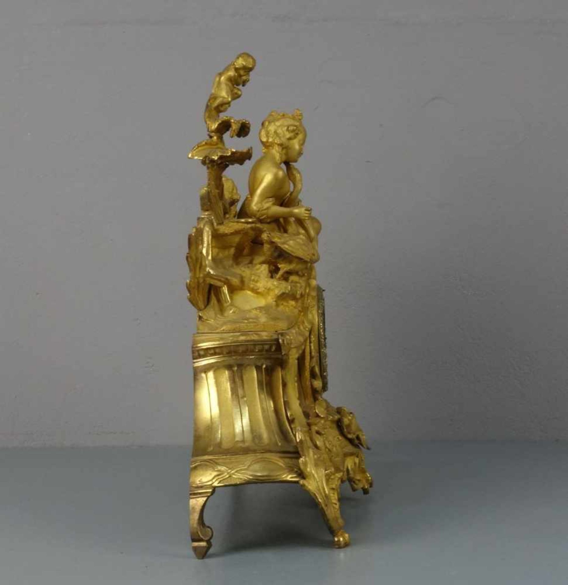 FIGÜRLICHE PENDULE "LEDA UND DER SCHWAN" / KAMINUHR / fire place clock, Frankreich, um 1860. - Bild 2 aus 7