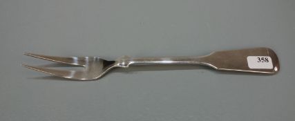 VORLEGEBESTECK: FLEISCHGABEL / plated meat fork, 20. Jh., versilbertes Metall / 150er Auflage.