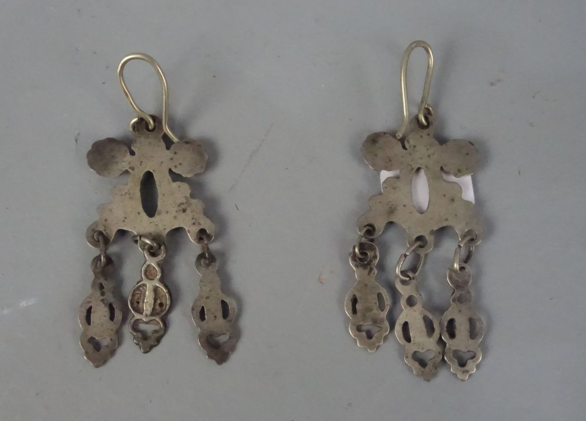 BERBER-SCHMUCK: OHRBEHANG / oriental earrings, Midelt / Marokko, wohl Silber (14 g). Ohrringe in - Bild 2 aus 2