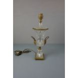 LAMPE / TISCHLAMPE / LAMPENFUSS / table lamp, Kristallglas mit Bronzemonturen. Lampe in Vasenform: