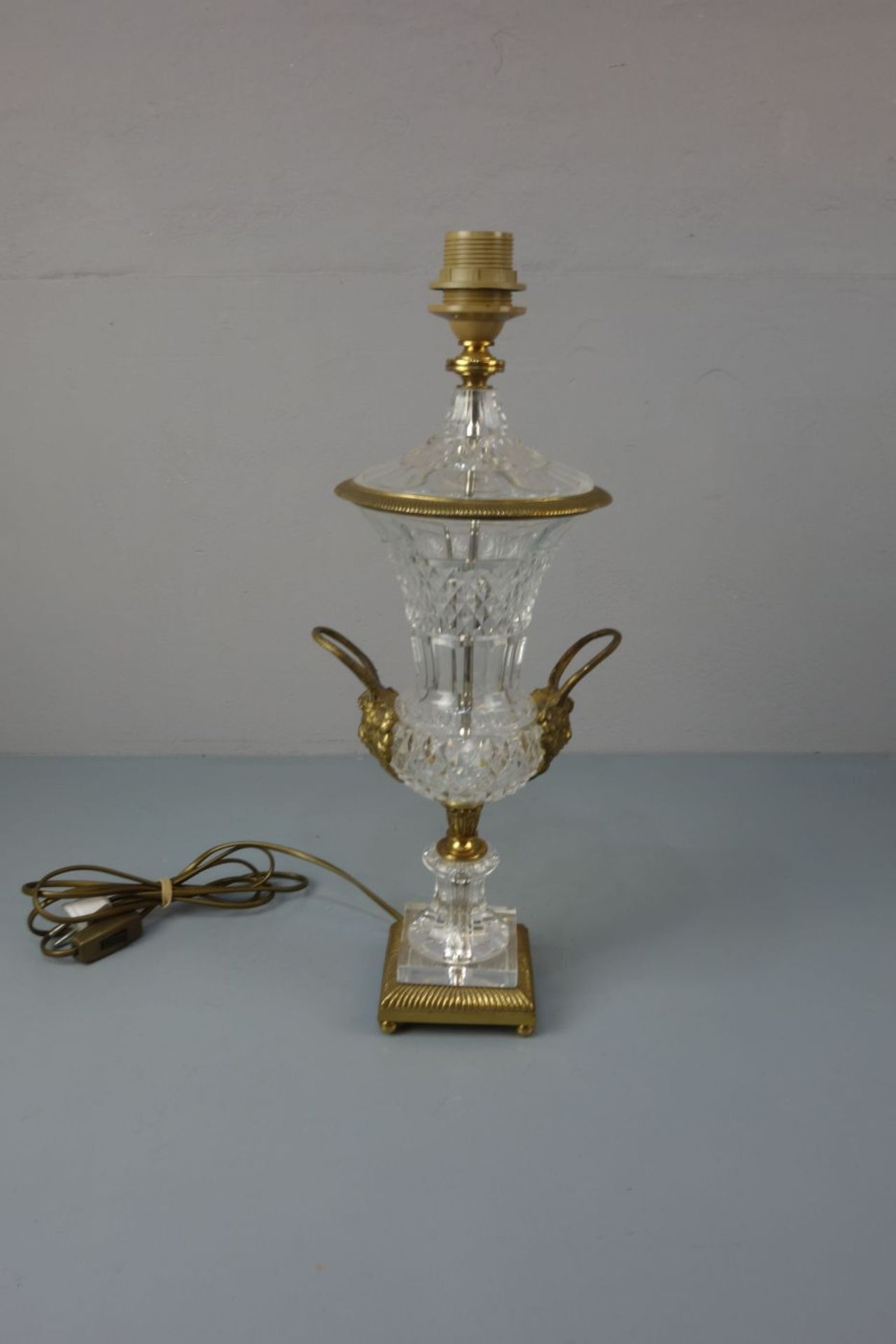 LAMPE / TISCHLAMPE / LAMPENFUSS / table lamp, Kristallglas mit Bronzemonturen. Lampe in Vasenform: